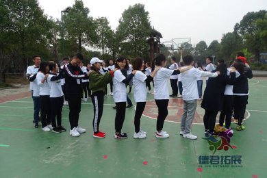 企业如何有效组织员工户外拓展活动？