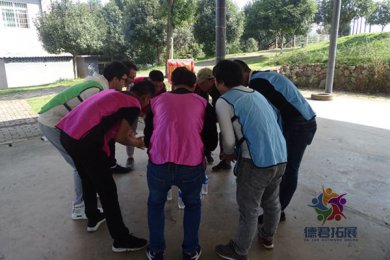 在户外拓展培训中为什么需要进行器材备份